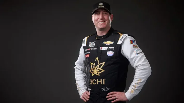 kyle busch poses with 3chi sponsor