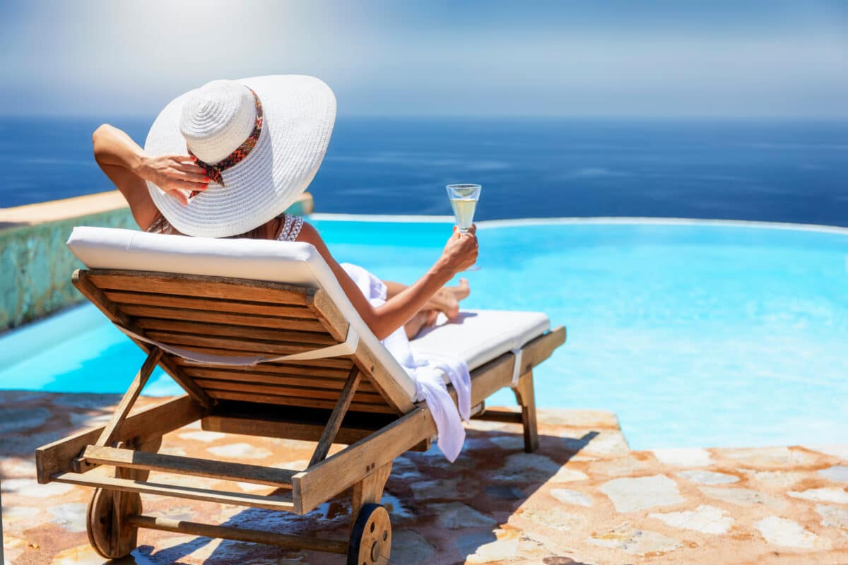 Top THC Drinks to Enjoy Poolside